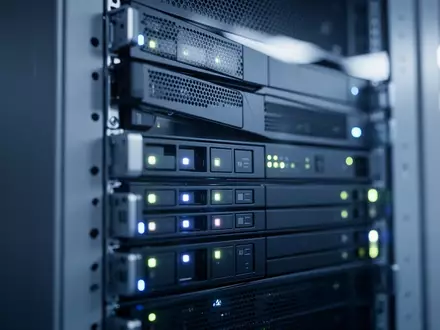 Modernes Server-Rack mit blinkenden Statusleuchten in einem industriellen Umfeld - Foto: über boerse-global.de