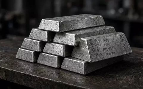Ein Stapel roher Silberbarren auf einer dunklen Werkbank bei natürlichem Seitenlicht. - Foto: über boerse-global.de
