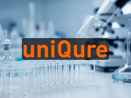 Abstrakte Darstellung eines modernen biotechnologischen Forschungslabors mit Fokus auf wissenschaftliche Präzision. - Foto: über boerse-global.de