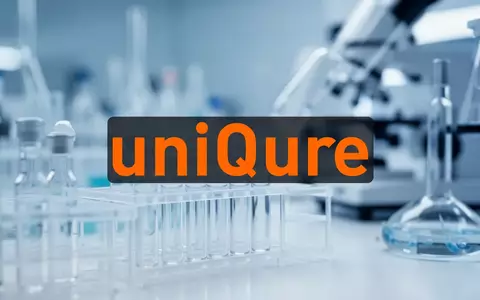 Abstrakte Darstellung eines modernen biotechnologischen Forschungslabors mit Fokus auf wissenschaftliche Präzision. - Foto: über boerse-global.de