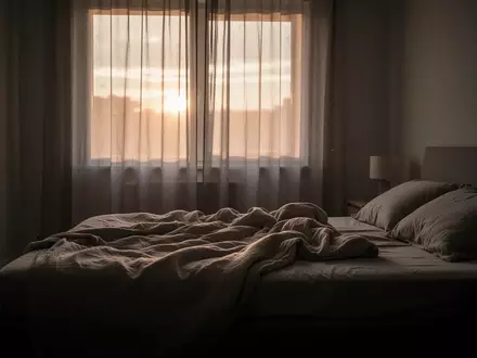 Ein ungemachtes Bett in einem Schlafzimmer bei Tagesanbruch mit sanftem, einfallendem Licht. - Foto: über boerse-global.de