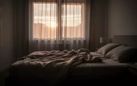 Ein ungemachtes Bett in einem Schlafzimmer bei Tagesanbruch mit sanftem, einfallendem Licht. - Foto: über boerse-global.de