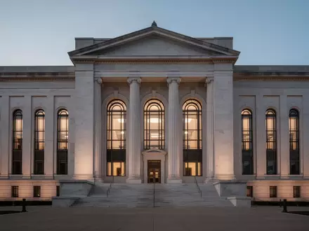 Ein neoklassizistisches Regierungsgebäude in der Abenddämmerung, das institutionelle Stabilität und formelle Architektur vermittelt. - Foto: über boerse-global.de