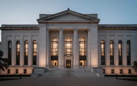 Ein neoklassizistisches Regierungsgebäude in der Abenddämmerung, das institutionelle Stabilität und formelle Architektur vermittelt. - Foto: über boerse-global.de