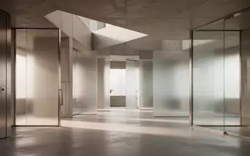 Abstraktes, minimalistisches Architektur-Interieur mit klaren Linien und diffusem Licht, das Sicherheit und Ordnung symbolisiert. - Foto: über boerse-global.de