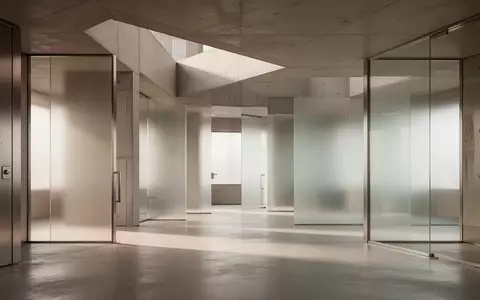 Abstraktes, minimalistisches Architektur-Interieur mit klaren Linien und diffusem Licht, das Sicherheit und Ordnung symbolisiert. - Foto: über boerse-global.de