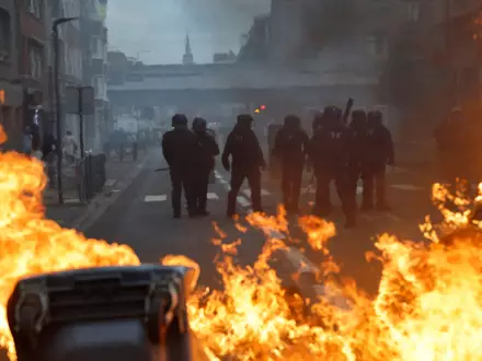 Bei den Schulprotesten in Frankreich sind zahlreiche Menschen festgenommen worden. - Foto: Jean-Francois Badias/AP/dpa
