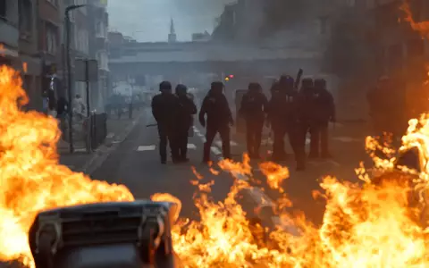 Bei den Schulprotesten in Frankreich sind zahlreiche Menschen festgenommen worden. - Foto: Jean-Francois Badias/AP/dpa