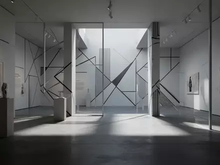 Minimalistische, architektonische Innenansicht mit geometrischen Schattenmustern und Tiefenwirkung in einem Museum. - Foto: über boerse-global.de