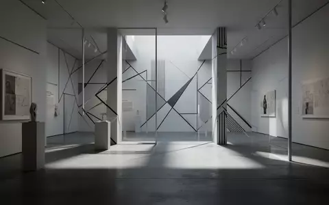 Minimalistische, architektonische Innenansicht mit geometrischen Schattenmustern und Tiefenwirkung in einem Museum. - Foto: über boerse-global.de