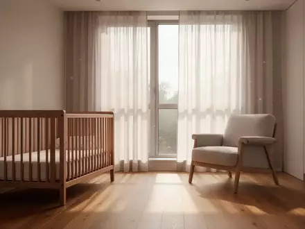 Ein ruhiges, lichtdurchflutetes Kinderzimmer mit einem leeren Holzbettchen und einem Sessel in einer modernen, minimalistischen Einrichtung. - Foto: über boerse-global.de