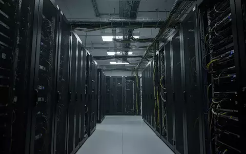 Reihen von dunklen Serverschränken in einem modernen Rechenzentrum bei gedimmter Beleuchtung. - Foto: über boerse-global.de