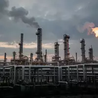 Industrielle Raffinerie mit weitläufigen Rohrsystemen und Destillationstürmen in der Abenddämmerung. - Foto: über boerse-global.de
