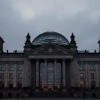 Das Reichstagsgebäude in Berlin in der Dämmerung unter einem bewölkten Himmel. - Foto: über boerse-global.de