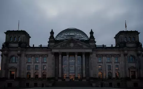 Das Reichstagsgebäude in Berlin in der Dämmerung unter einem bewölkten Himmel. - Foto: über boerse-global.de