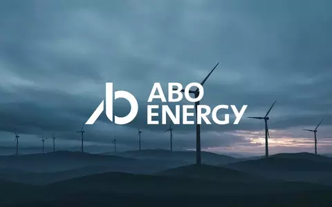 Moderne Windkraftanlagen in einer stimmungsvollen, bewölkten Landschaft bei Dämmerung. - Foto: über boerse-global.de