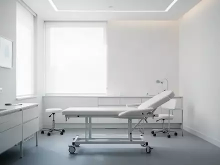 Ein heller, moderner Behandlungsraum in einer medizinischen Einrichtung mit neutraler Einrichtung und Tageslicht. - Foto: über boerse-global.de