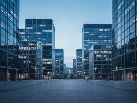Moderne Glasarchitektur im abendlichen Licht als Symbol für die Stabilität digitaler Finanzinfrastrukturen. - Foto: über boerse-global.de
