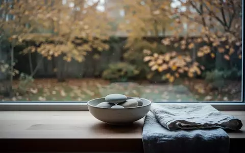 Ein minimalistischer, ruhiger Raum mit Blick auf herbstliche Gartenlandschaft, der Ruhe und Erholung symbolisiert. - Foto: über boerse-global.de