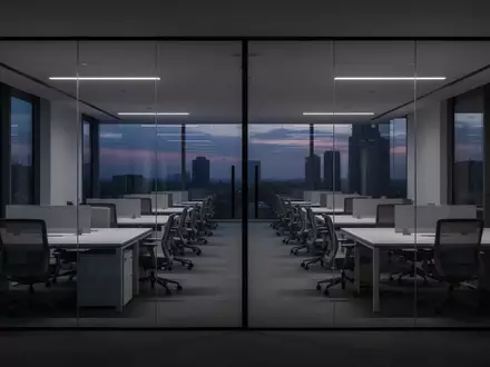 Ein leeres, modernes Großraumbüro in der Dämmerung mit aufgeräumten Schreibtischen und einer ruhigen, professionellen Atmosphäre. - Foto: über boerse-global.de