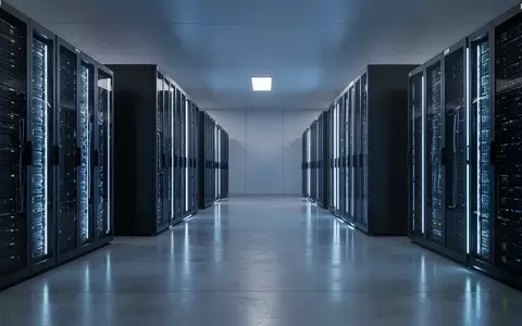 Modernes Rechenzentrum mit leuchtenden Server-Racks in einer minimalistischen, aufgeräumten Umgebung. - Foto: über boerse-global.de