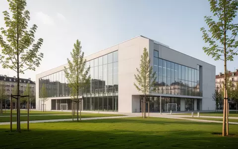 Moderne Vierfachsporthalle mit Glasfassade und umgebenden Grünflächen bei Tageslicht. - Foto: über boerse-global.de