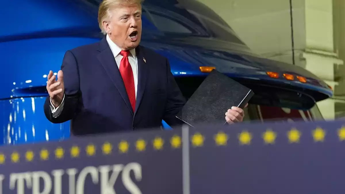 Vor Mitarbeitern eines Lastwagen-Herstellers preist Trump die eigene Arbeit, sagt aber auch, dass man sie vielleicht nicht gut verkaufe.  - Bild: Alex Brandon/AP/dpa