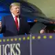 Vor Mitarbeitern eines Lastwagen-Herstellers preist Trump die eigene Arbeit, sagt aber auch, dass man sie vielleicht nicht gut verkaufe.  - Bild: Alex Brandon/AP/dpa