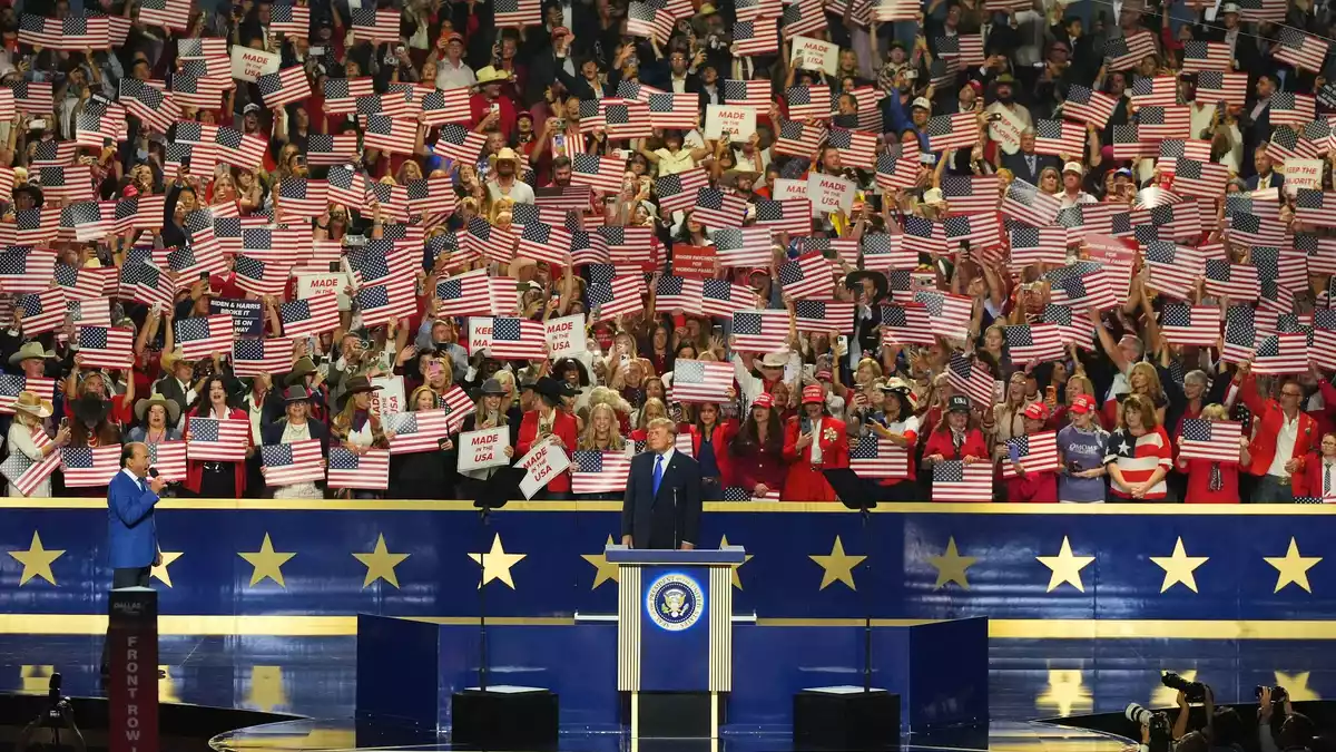 Beim Republikaner-Parteitag in Dallas betonte Trump gleich mehrfach: Bei den Midterms soll es um ihn gehen. (Archivbild) - Bild: Tony Gutierrez/AP/dpa