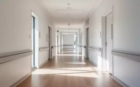 Ein heller, minimalistischer Flur in einem modernen Pflegegebäude mit natürlichem Lichteinfall und klaren architektonischen Linien. - Foto: über boerse-global.de