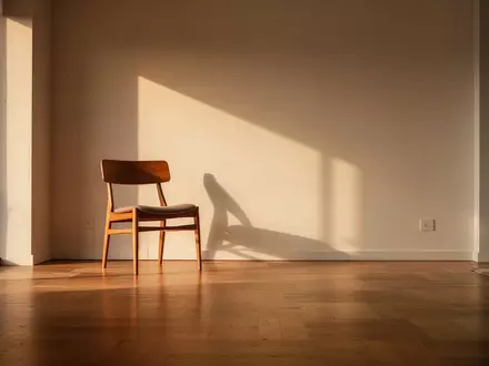 Ein minimalistisch eingerichteter Wohnraum mit Holzboden und weichem Tageslicht, der eine Atmosphäre von bewusster Sparsamkeit vermittelt. - Foto: über boerse-global.de