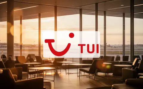 Sonnendurchflutete moderne Flughafen-Lounge in warmem Licht, die eine positive Stimmung in der Reisebranche symbolisiert. - Foto: über boerse-global.de