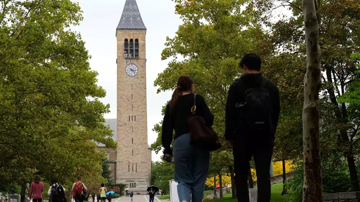Die ehemalige Studentin wirft sieben Männern einer Verbindung vor, sie sexuell missbraucht und vergewaltigt zu haben.  - Bild: Matt Rourke/AP/dpa