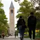 Die ehemalige Studentin wirft sieben Männern einer Verbindung vor, sie sexuell missbraucht und vergewaltigt zu haben.  - Bild: Matt Rourke/AP/dpa