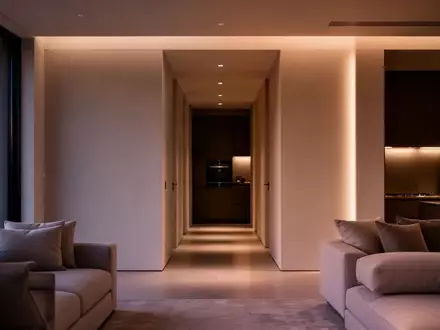 Ein minimalistisch eingerichteter, leerer Wohnraum bei Dämmerung, der eine Atmosphäre von Privatsphäre und Ruhe vermittelt. - Foto: über boerse-global.de