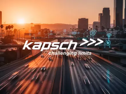 Moderne Autobahnkreuzung bei Sonnenuntergang als Symbol für intelligente Verkehrsinfrastruktur und Mautsysteme. - Foto: über boerse-global.de