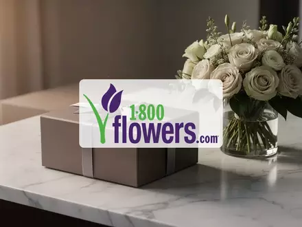 Elegantes Geschenkarrangement auf einer Marmoroberfläche als Symbol für Unternehmensverkäufe im Einzelhandelssektor - Foto: über boerse-global.de