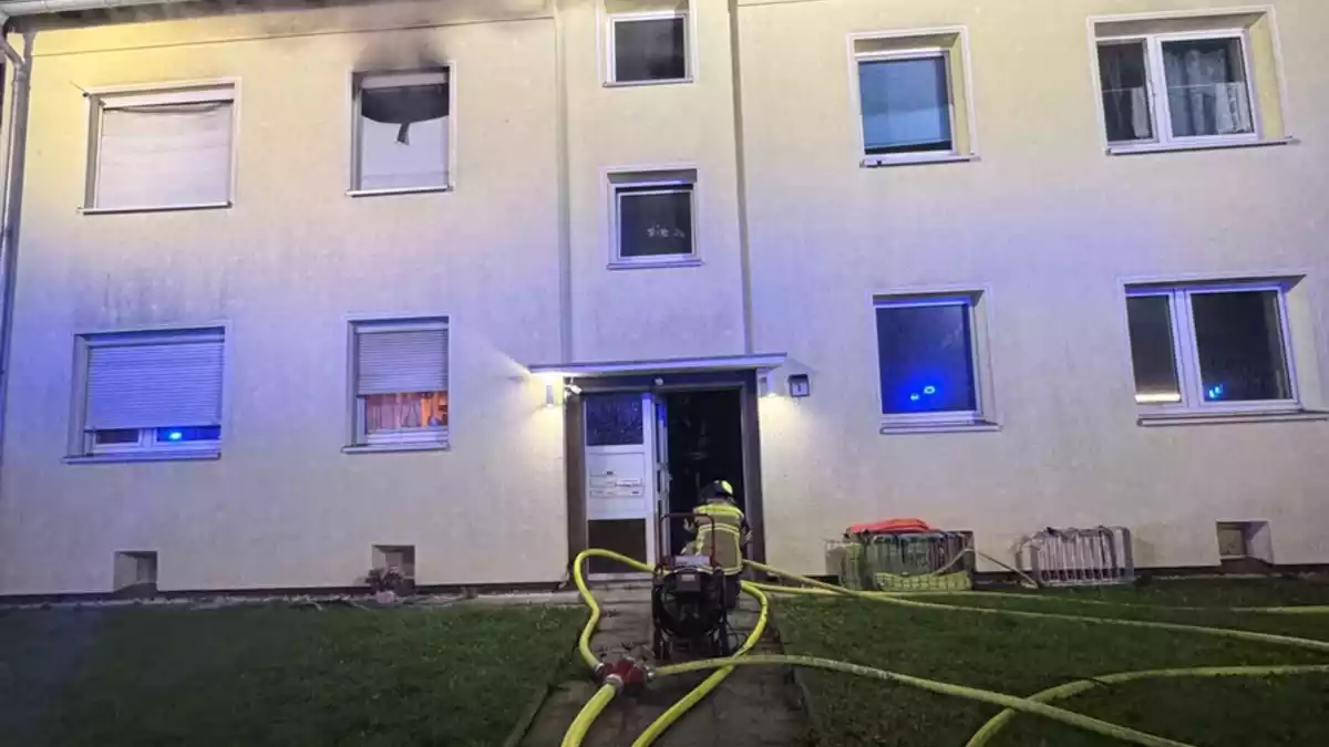 FW-GE: Brand in einem Mehrfamilienhaus in Gelsenkirchen-Hassel: Vier Personen nach nächtlichem Einsatz im Krankenhaus - Bild: presseportal.de
