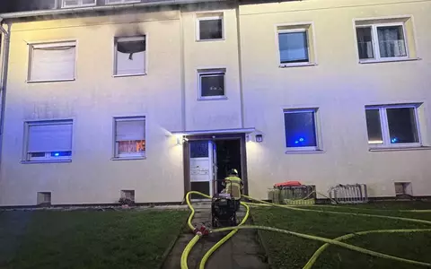 FW-GE: Brand in einem Mehrfamilienhaus in Gelsenkirchen-Hassel: Vier Personen nach nächtlichem Einsatz im Krankenhaus - Foto: presseportal.de