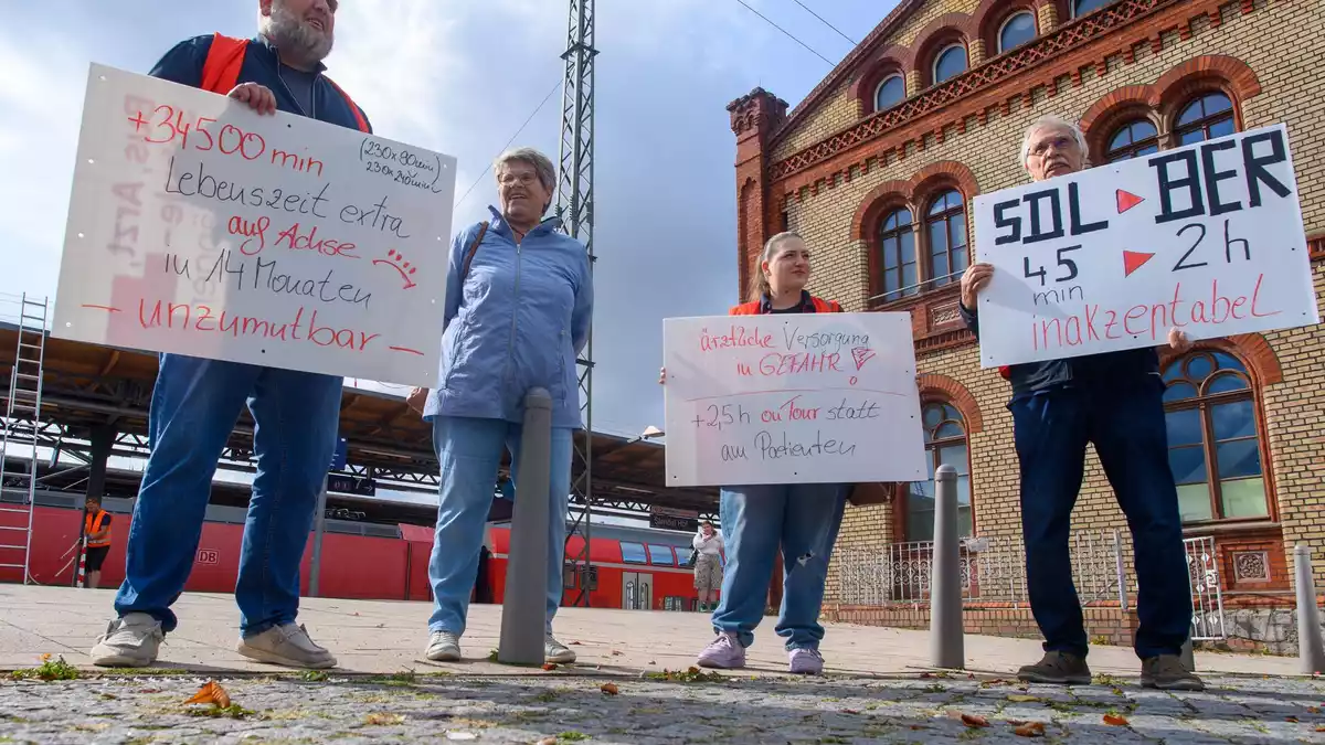 In den betroffenen Regionen regt sich Protest - etwa dagegen, dass der Bahnhof Stendal vorerst nicht mehr von Fernzügen angefahren wird. (Archivbild) - Bild: Klaus-Dietmar Gabbert/dpa