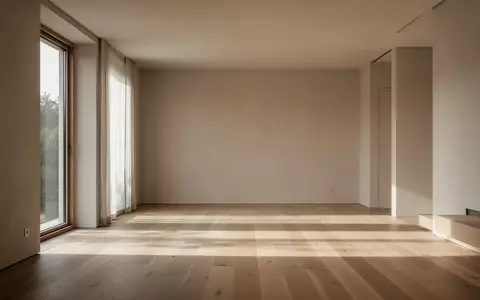 Ein lichtdurchfluteter, minimalistischer Wohnraum mit klaren architektonischen Linien und natürlichem Lichteinfall. - Foto: über boerse-global.de