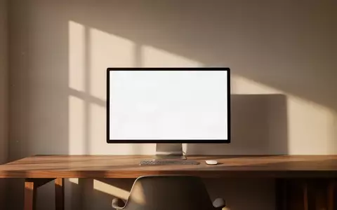 Ein minimalistisch eingerichteter Arbeitsplatz mit einem leeren Schreibtisch und einem ausgeschalteten Monitor. - Foto: über boerse-global.de