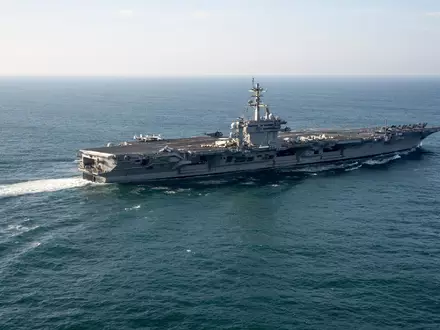 Der US-Flugzeugträger «USS George Washington» befindet sich aktuell im Nahen Osten. (Archivbild) - Foto: Victor R. Caivano/AP/dpa