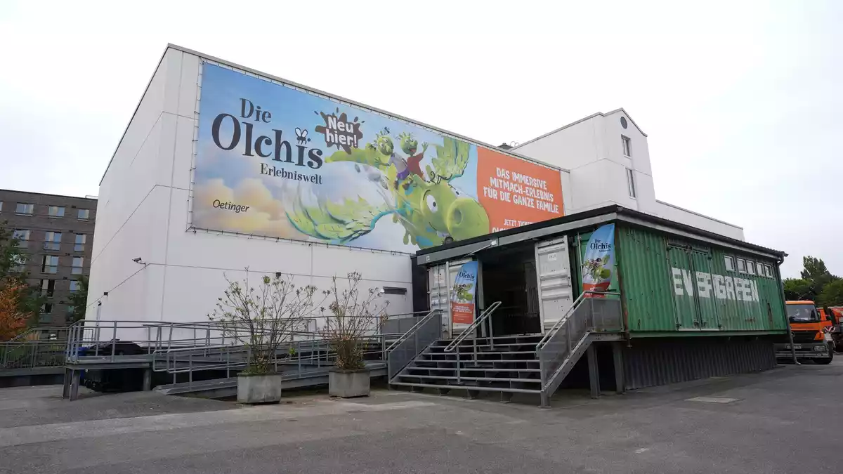 1000 Quadratmeter ist die Halle am S-Bahnhof Ottensen groß, auf 600 davon können Besucher in der Olchis-Welt aktiv werden.  - Bild: Marcus Brandt/dpa