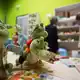 Bücher, Kuscheltiere und Co. Wenn die Reise durch die Olchis-Welt geschafft ist, können neue Bücher fürs Kinderzimmer gekauft werden. - Bild: Marcus Brandt/dpa
