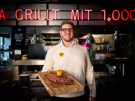 Moritz Huth mit dem leistbaren Steak - Foto: Huth Gastronomie über pressetext.de