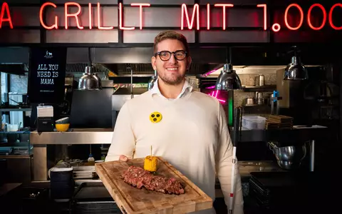 Moritz Huth mit dem leistbaren Steak - Foto: Huth Gastronomie über pressetext.de