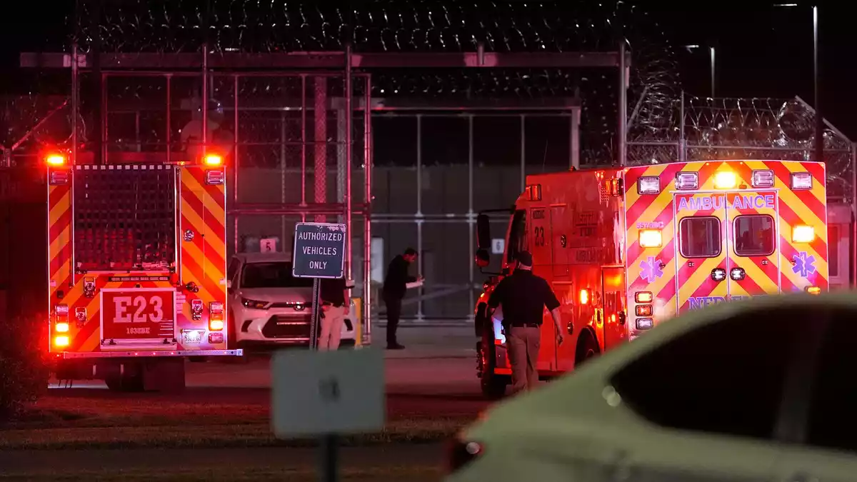 Rettungsfahrzeuge treffen am Ort der Hinrichtung ein, nachdem diese abgebrochen wurde.  - Bild: George Walker IV/AP/dpa