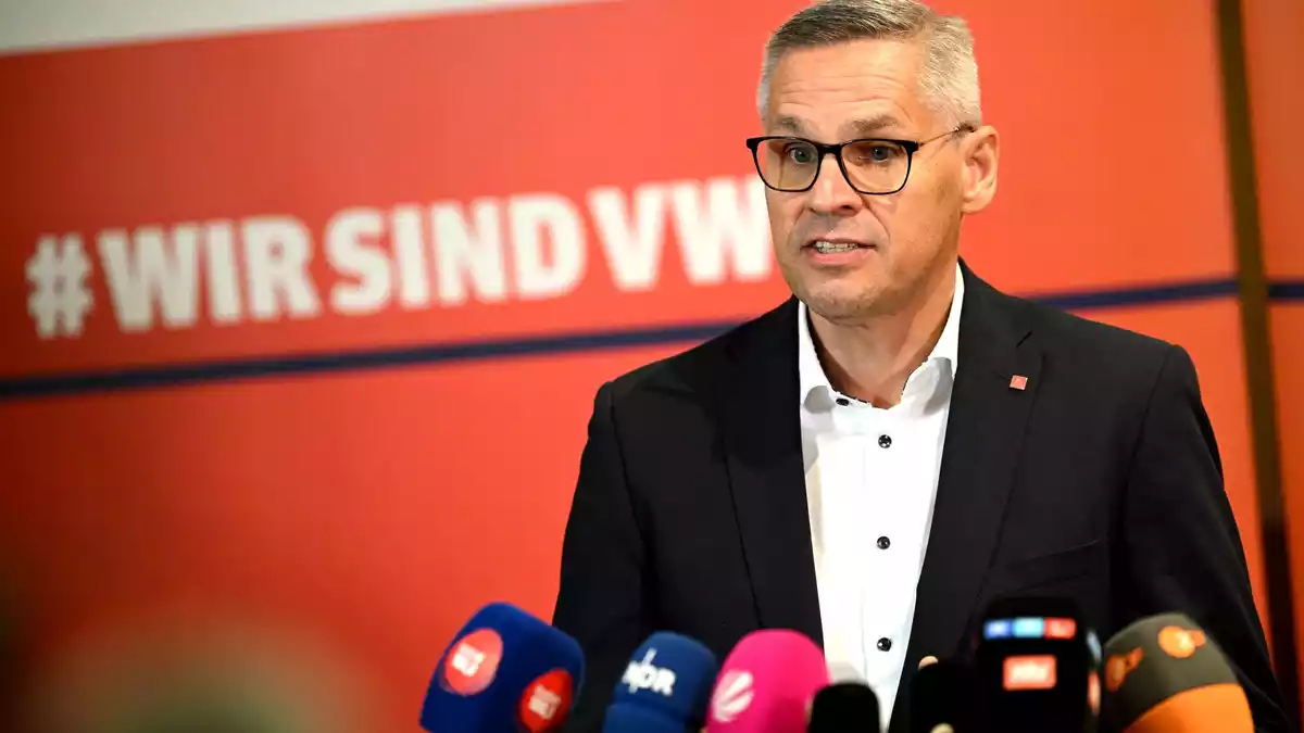 IG-Metall-Bezirksleiter Gröger: Vorgehen der VW-Führung «respektlos». (Archivbild) - Bild: Julian Stratenschulte/dpa