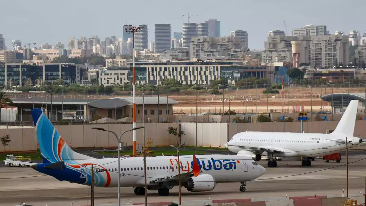 Nach einem gewaltsamen Vorfall an Bord hat die Fluggesellschaft Flydubai ihre Flüge von und nach Israel vorerst ausgesetzt.  - Bild: Jamal Awad/dpa